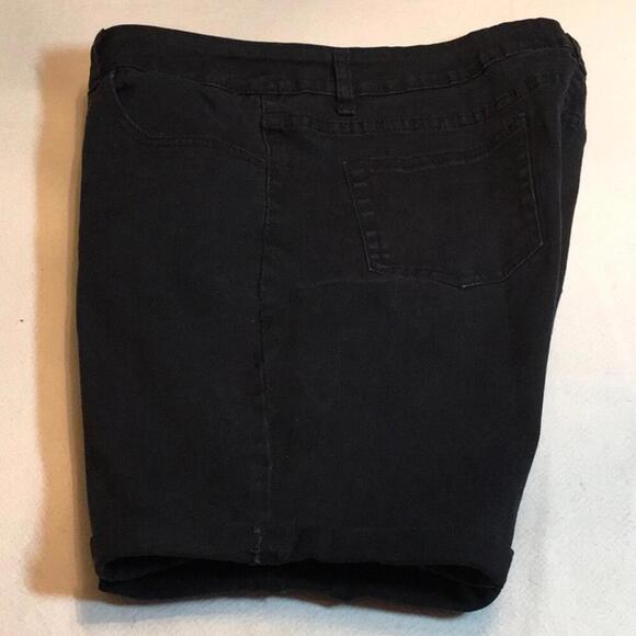 5IVE plus size black Jean shorts, size 16 - Picture 2 of 8